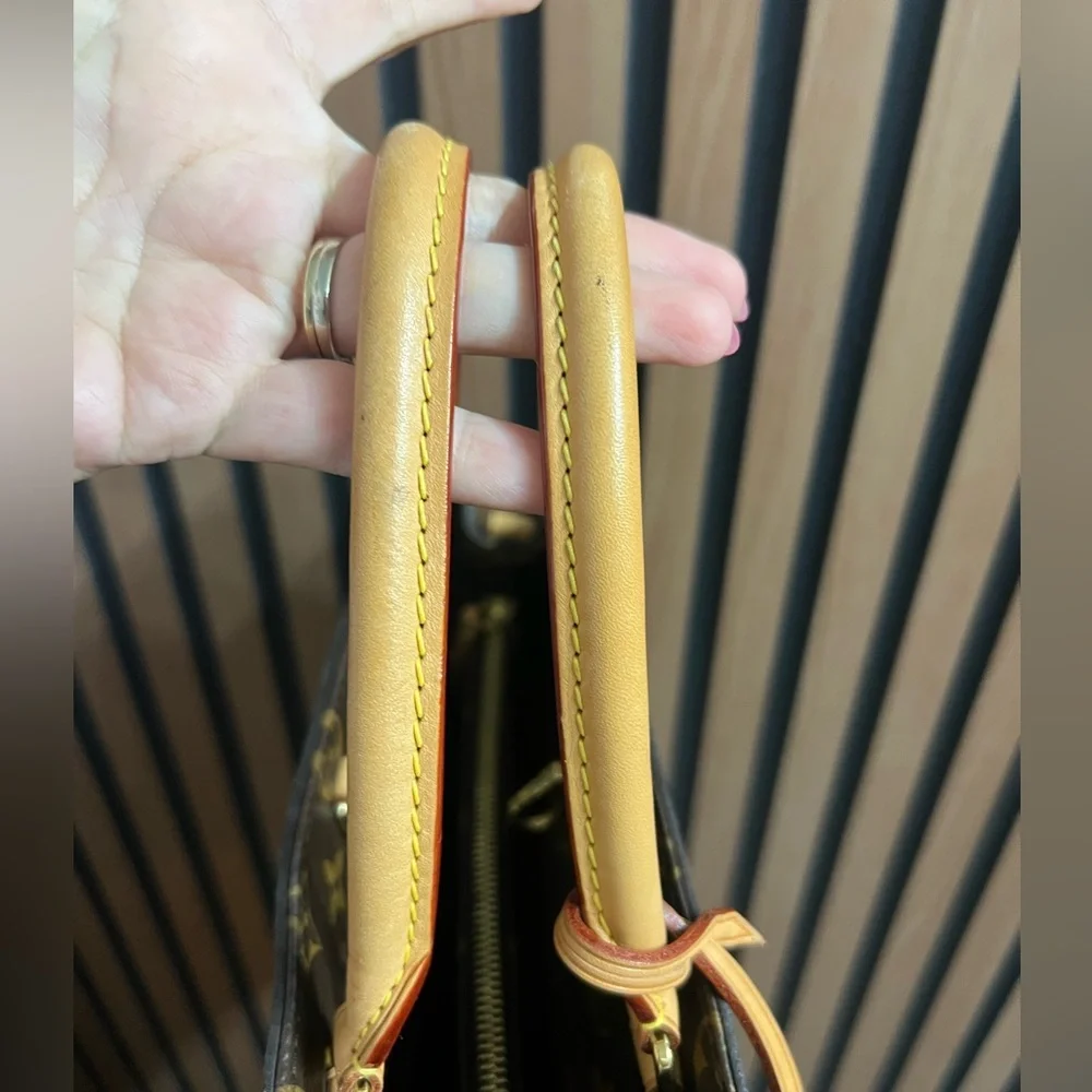 Louis Vuitton 
MONTAIGNE LEATHER HANDBAG in Excellent Condition - Picture 14 of 15